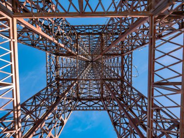 Torrejon de Ardoz, Madrid, İspanya; 10 / 26 / 2019; Paris 'teki Eyfel Kulesi' nin Nadir uçak kopyası, Avrupa 'daki Torrejon de Ardoz parkı
