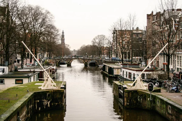 Amsterdam Holandsko 2008 Amsterdad Canal Loděmi Domy Obou Březích Řeky — Stock fotografie