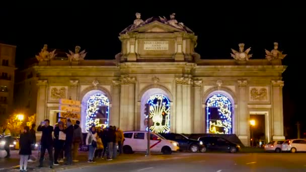 Madrid Madrid España 2019 Famosa Puerta Alcalá Madrid Rodeada Turistas — Vídeos de Stock