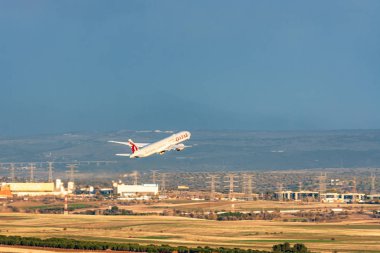 Madrid, İspanya; 11 / 23 / 2019: Katar Havayolları şirketinin uçağı Adolfo Suarez Madrid Barajas havaalanından havalandı