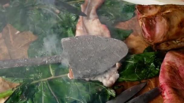 猪皮和肉在切猪 卷心菜叶和猪蹄上加热 并以白铁皮为标志 — 图库视频影像