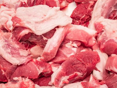 Domuz eti üst üste yığılıp soyut bir arkaplan oluşturuyor.