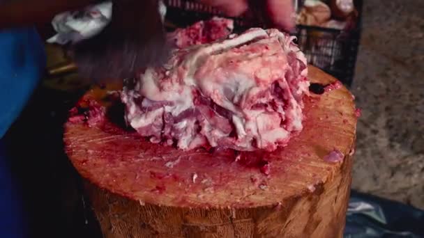 Werknemer Die Varkensvlees Snijdt Met Een Bijl Een Houten Stam — Stockvideo