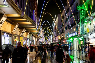 Madrid, İspanya; 12 / 17 / 2019: İspanya 'nın Madrid kentindeki ünlü Preciados caddesinde Noel ışıkları