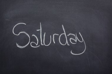 Haftanın günü tahtaya beyaz tebeşirle yazılmış, cumartesi.