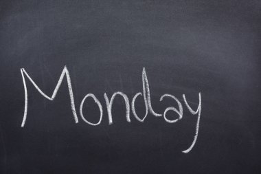 Haftanın günü tahtaya beyaz tebeşirle yazılmış, Pazartesi.
