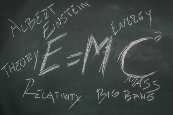 Formuła Względności Einsteina Kilka Powiązanych Pojęć Napisanych Tablicy — Zdjęcie stockowe