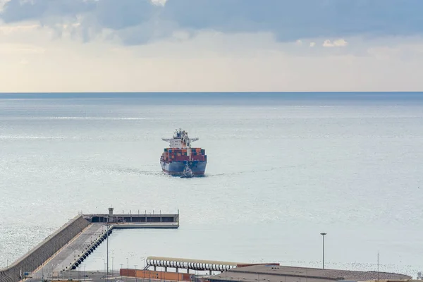 スペイン マラガ2019年12月20日 港に近づく海に積載されたコンテナ船 — ストック写真