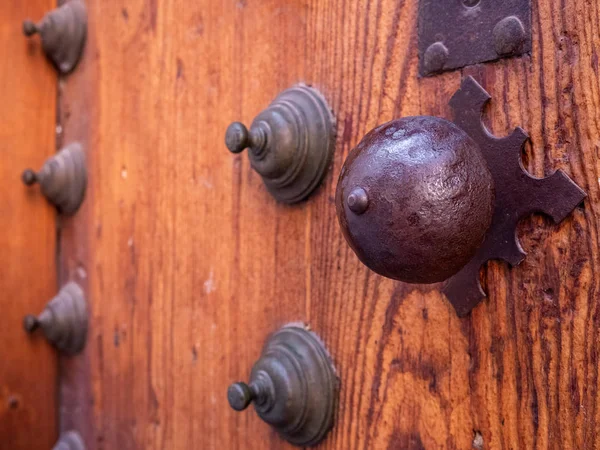 Stare Metalowe Gałki Drewnianych Drzwiach Metalowymi Detalami — Zdjęcie stockowe