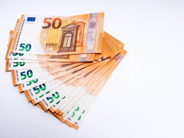 50 Euro 'luk banknotlar beyaz arka planda bir para hayranı oluşturuyor.