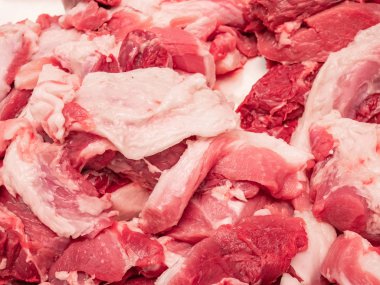 Domuz eti üst üste yığılıp soyut bir arkaplan oluşturuyor.