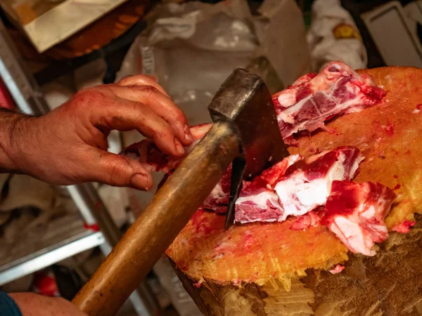 Arbeiter Schneidet Weißes Schweinefleisch Auf Einem Holzstamm Voller Blut — Stockfoto