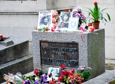 Paris, Fransa; 07 / 12 / 2014: The Doors grubunun ünlü şarkıcısı Jim Morrison 'ın Paris, Fransa' daki Pre Lachaise mezarlığındaki mezarı.