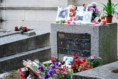 Paris, Fransa; 07 / 12 / 2014: The Doors grubunun ünlü şarkıcısı Jim Morrison 'ın Paris, Fransa' daki Pre Lachaise mezarlığındaki mezarı.