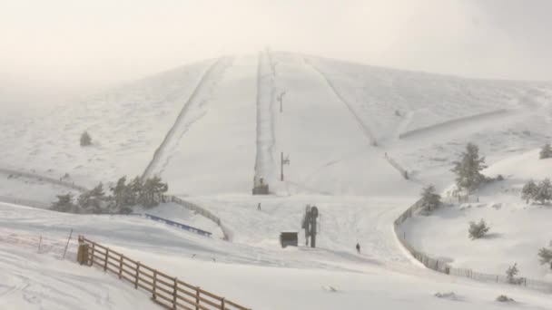 雪が積もる中 雪上車やスキーヤーがスポーツを楽しむ飛行機 — ストック動画