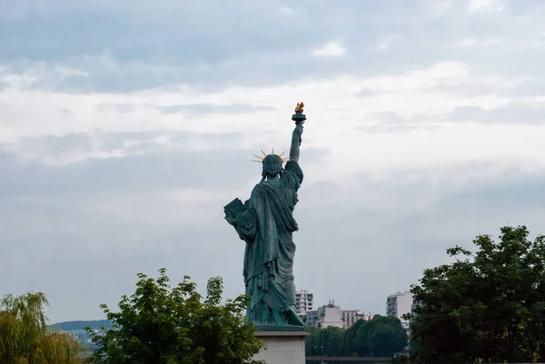 Fransa Paris Özgürlük Heykeli Bulutlu Bir Günde Arkadan Görüldü — Stok fotoğraf