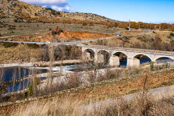 Skrzyżowanie Kamiennym Moście Rzeka Tworząca Zawiesia Wodne Obszarze Wodospadu — Zdjęcie stockowe