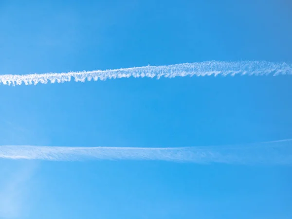 Дві Білі Струнні Літаки Залишаються Позаду Штучні Хмари Фон Блакитного — стокове фото