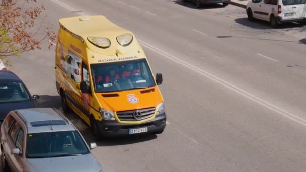 San Sebastian Los Reyes Madrid Spain 2020 Ambulance Advises Citizens — Stockvideo