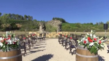 Sandalyeli ve çiçekli bir düğün sunağı.