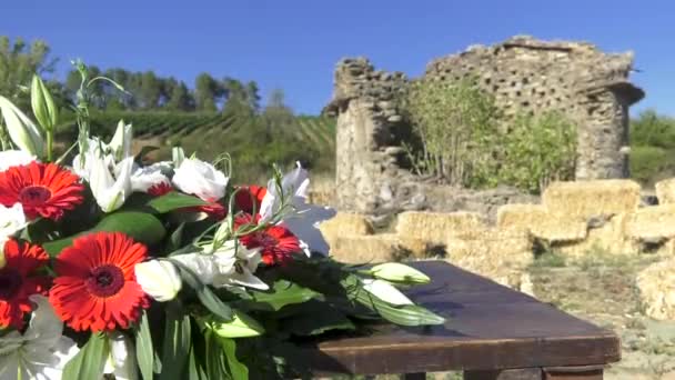 Flores Una Mesa Con Ruinas Castillo Detrás — Vídeos de Stock