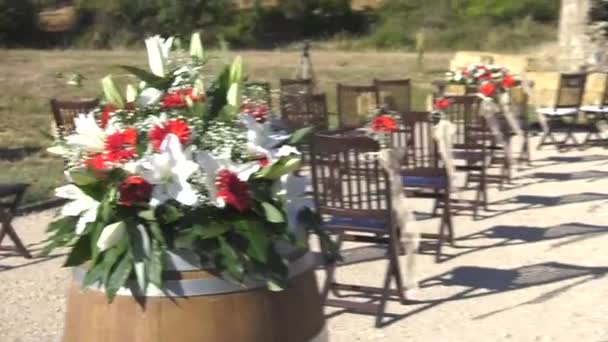 Altar Einer Naturhochzeit Mit Stühlen Und Blumenschmuck — Stockvideo