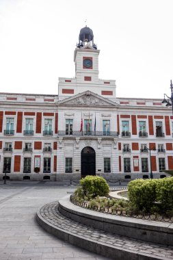 Puerta del Sol Meydanı, Madrid halkının merkezi. Alarm nedeniyle etrafta kimse yok ve Covid-19 yüzünden hapis cezası verildi.