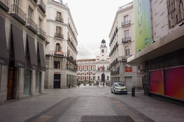 Madrid, İspanya; 03 / 15 / 2020: Madrid 'deki Preciados Caddesi' nde normalden daha az insan ve alarm durumu ve Coronavirus, Covid19 nedeniyle hapsetme kararı nedeniyle maske takan bir dakika