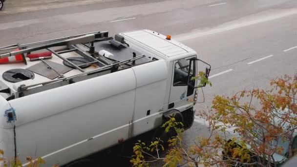 セバスティアン レイエス マドリード スペイン 2020 トラックは コロナウイルスの警戒状態のために液体のジェットで街の通りを消毒します — ストック動画