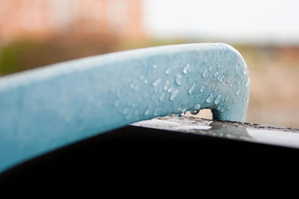 Plastikowy Kawałek Kroplami Wody Balustradzie Mokrego Valconu Podczas Deszczowego Dnia — Zdjęcie stockowe