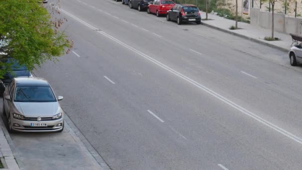 セバスティアン レイエス マドリード スペイン 2020 市警察は コロナウイルス警報状態中に自宅からの拍手の中で光とサイレンで敬礼 — ストック動画