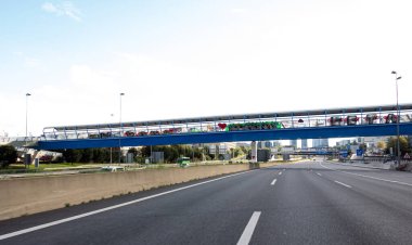 Madrid, İspanya; 04 / 11 / 2020: İspanya 'nın Madrid kentinde M-30 çevre yolu Covid-19 salgını nedeniyle hükümetin verdiği alarm nedeniyle normalden daha az trafik var