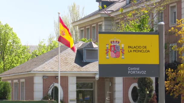 Madrid Espagne 2020 Vidéo Drapeau Espagnol Agité Devant Façade Entrée — Video