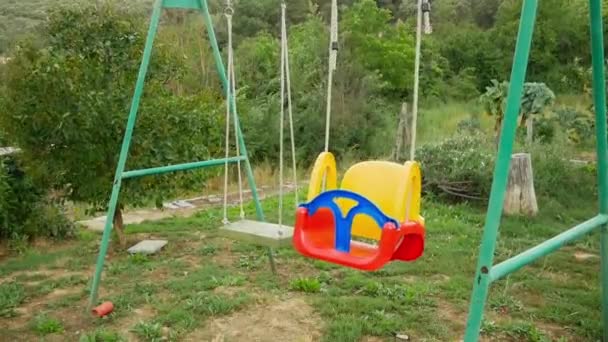 Swings Zonder Kinderen Door Alertheid Spanje Die Alleen Beweegt Door — Stockvideo