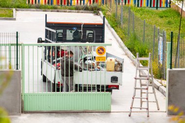 San Sebastian de los Reyes, Madrid, İspanya; 04 / 16 / 2020: Koronavirüs üzerindeki hükümet kısıtlamalarının gereksiz faaliyetlerden kaldırılması sonrasında alarmda olan gereksiz işçiler