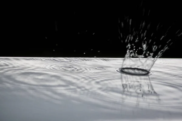 Дощ Падає Калюжу Водою Утворюючи Брижі Макро Видимість Бризок Краплі — стокове фото