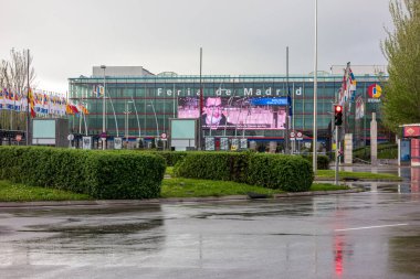 Madrid, İspanya; 04 / 19 / 2020: İspanya 'nın Madrid kentinde Covid-19 krizi sırasında bir sahra hastanesinin kurulduğu IFEMA' nın (Madrid Fair Institution) ana cephesi
