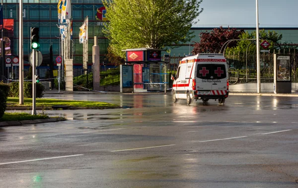 Madrid Spanje 2020 Rode Ambulance Komt Ifema Binnen Madrid Fair — Stockfoto