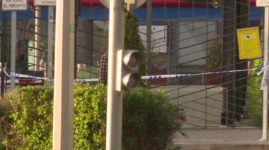 Madrid, İspanya; 04 / 19 / 2020: İspanya 'nın başkenti Madrid' de Covid-19 'un neden olduğu alarm durumunda yüz maskesi takan genç bir çocuk halk otobüsüne gidiyor