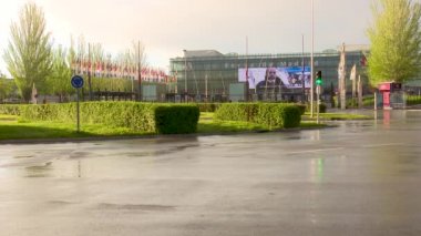 Madrid, İspanya; 19 / 04 / 2020: Covid-19 krizi sırasında bir sahra hastanesinin kurulduğu IFEMA 'nın (Madrid Fair Institution) ana cephesi