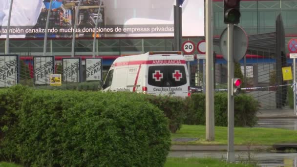 2020 Ερυθρός Σταυρός Ασθενοφόρο Που Εισέρχεται Στην Ifema Madrid Fair — Αρχείο Βίντεο