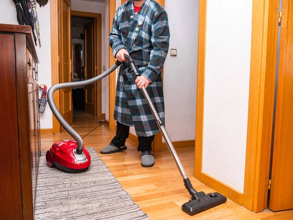 Uomo Aspirapolvere Lungo Corridoio Casa Con Pavimento Legno Duro Durante — Foto Stock