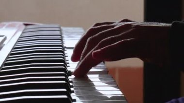 Piyano çalan adam hüzünlü bir parça ve son darbe