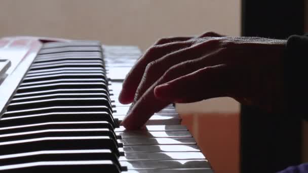 Homem Tocando Piano Uma Peça Triste Golpe Final — Vídeo de Stock