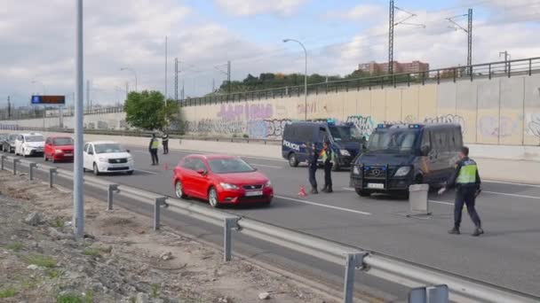 マドリード スペイン 2020 警察はコロナウイルスのために警報状態の間に市民の不当な動きのためにマドリードの出口で警察のチェック中に車両を停止します — ストック動画