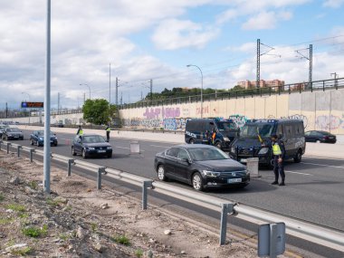 Madrid, İspanya; 04 / 30 / 2020: Coronavirus nedeniyle alarm durumunda vatandaşların yersiz hareketleri için Madrid çıkışındaki polis denetimi
