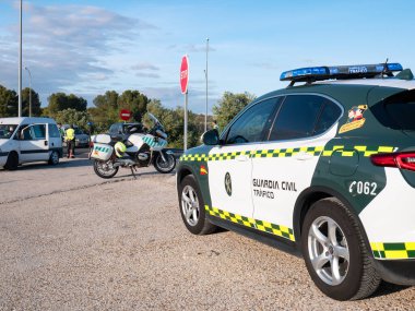 Madrid, İspanya; 04 / 30 / 2020: Coronavirus 'un alarm durumu sırasında vatandaşların yersiz hareketleri nedeniyle Madrid çıkışında polis kontrolündeki sivil polis araçları ve motosikletleri