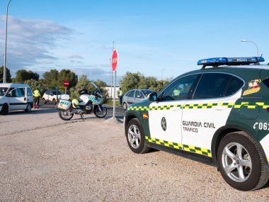 Madrid, İspanya; 04 / 30 / 2020: Coronavirus 'un alarm durumu sırasında vatandaşların yersiz hareketleri nedeniyle Madrid çıkışında polis kontrolündeki sivil polis araçları ve motosikletleri