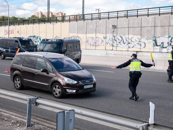 Madrid Spanje 2020 Politie Stopt Een Voertuig Tijdens Een Politiecontrole — Stockfoto