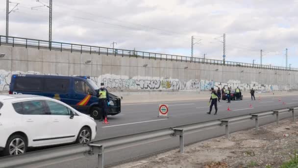 マドリード スペイン 2020 警察はコロナウイルスのために警報状態の間に市民の不当な動きのためにマドリードの出口で警察のチェック中に車両を停止します — ストック動画